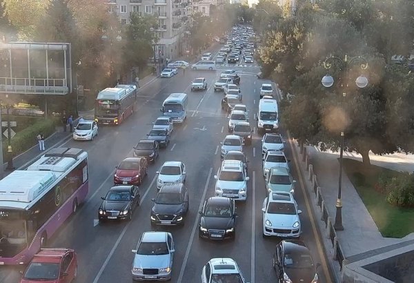 Сможет ли новая госпрограмма по транспорту снизить плотность на дорогах Баку?