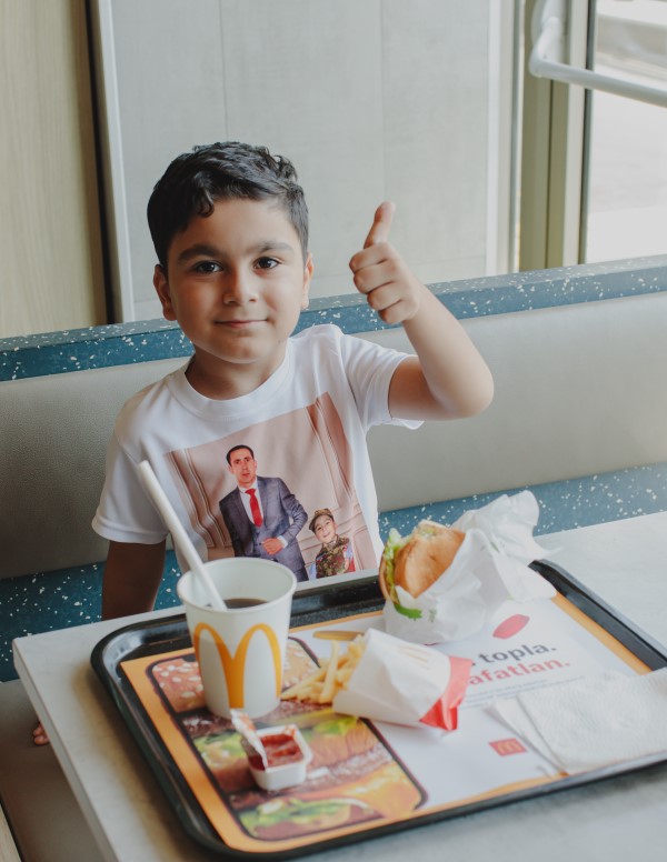 McDonald’s Azərbaycan и ГФСЗ обеспечили школьными принадлежностями всех первоклассников из семей шехидов по всей стране (ФОТО)