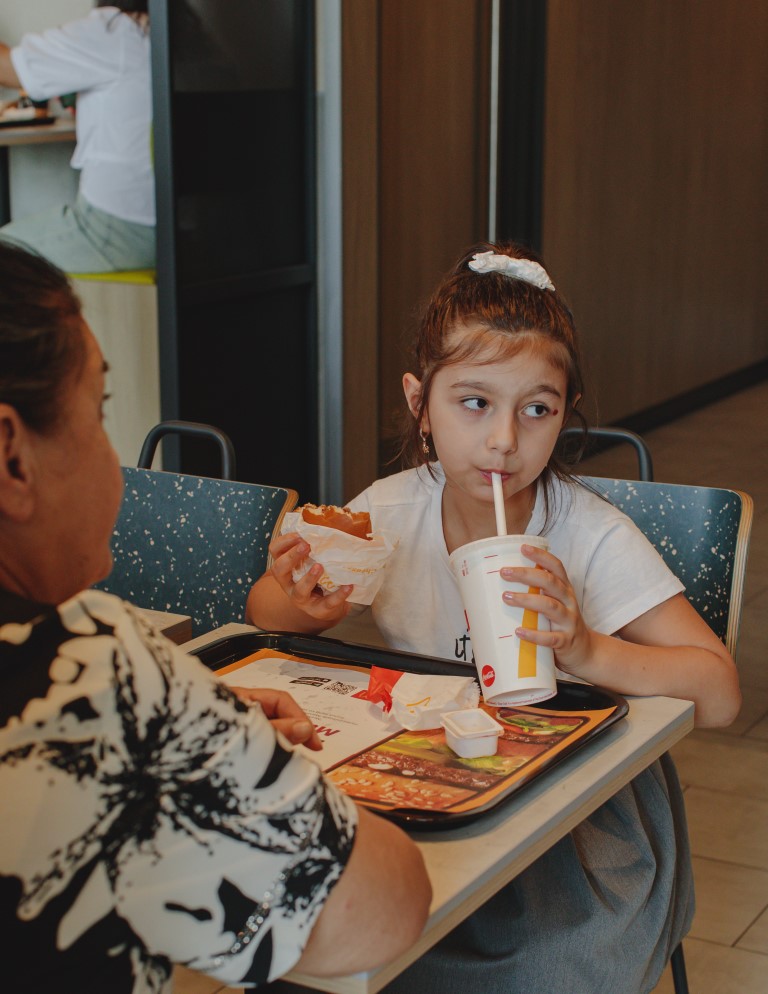 McDonald’s Azərbaycan и ГФСЗ обеспечили школьными принадлежностями всех первоклассников из семей шехидов по всей стране (ФОТО)