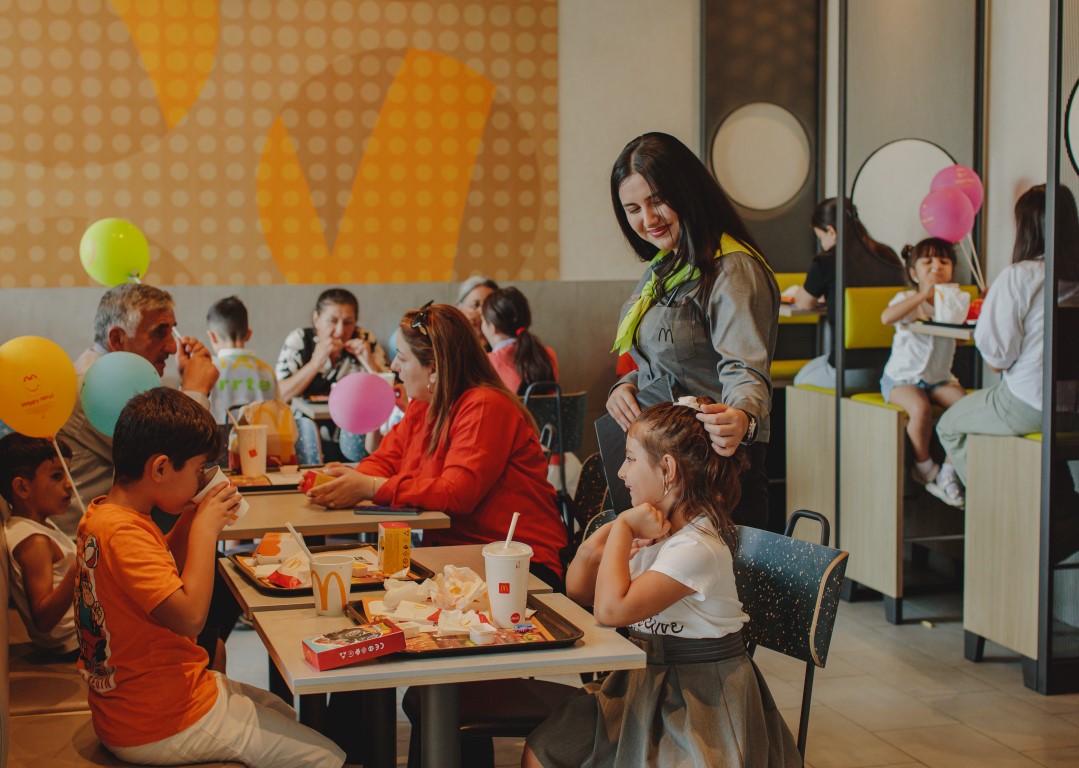 McDonald’s Azərbaycan и ГФСЗ обеспечили школьными принадлежностями всех первоклассников из семей шехидов по всей стране (ФОТО)