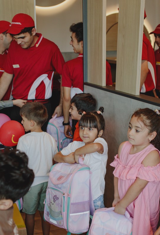 McDonald’s Azərbaycan и ГФСЗ обеспечили школьными принадлежностями всех первоклассников из семей шехидов по всей стране (ФОТО)