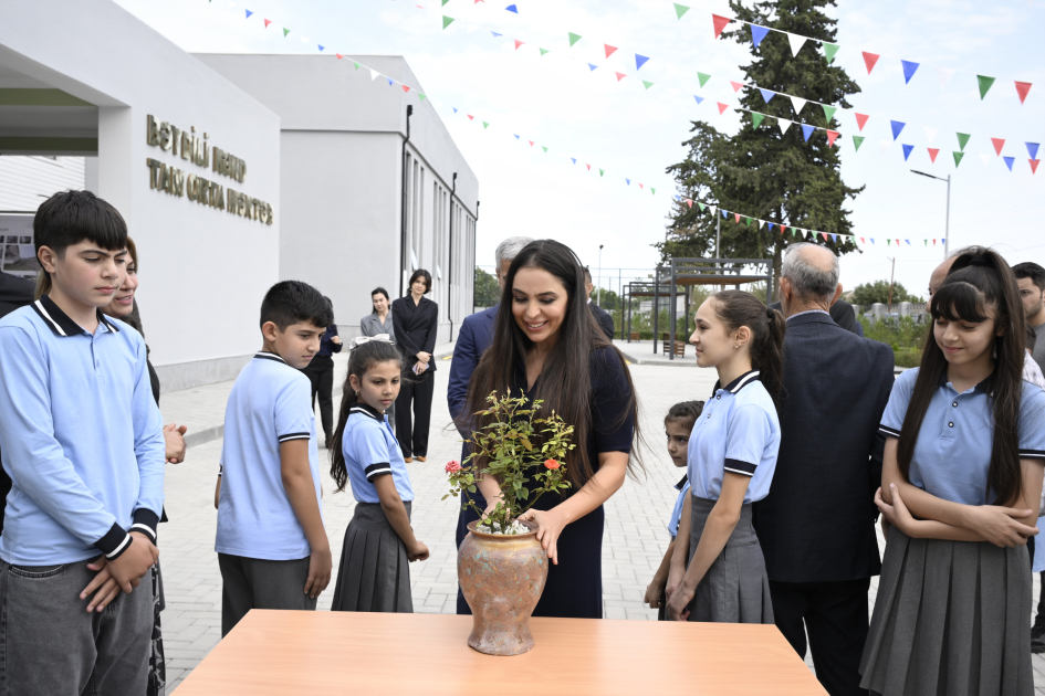 Вице-президент Фонда Гейдара Алиева Лейла Алиева побывала в недавно построенной школе в Билясуварском районе (ФОТО)