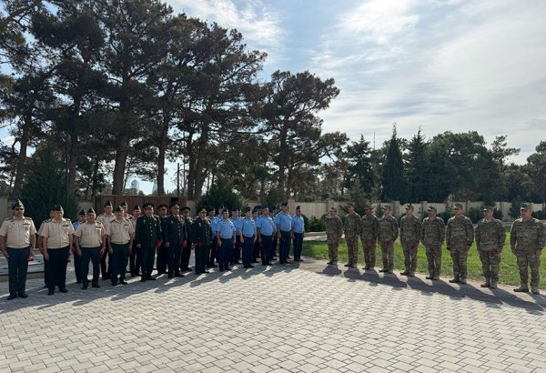 Azerbaijani defense ministry servicemen visit second Alley of Martyrs (PHOTO)