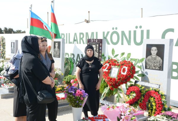 Azerbaijan's Army servicemen visit second Martyrs' Alley (PHOTO)