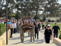 Azerbaijani defense ministry servicemen visit second Alley of Martyrs (PHOTO)