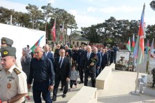 Azerbaijan's Army servicemen visit second Martyrs' Alley (PHOTO)