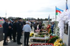 Azerbaijan's Army servicemen visit second Martyrs' Alley (PHOTO)