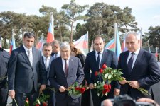 Azerbaijan's Army servicemen visit second Martyrs' Alley (PHOTO)