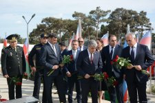 Azerbaijan's Army servicemen visit second Martyrs' Alley (PHOTO)