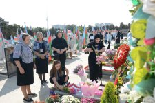 Azerbaijan's Army servicemen visit second Martyrs' Alley (PHOTO)