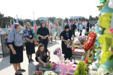 Azerbaijan's Army servicemen visit second Martyrs' Alley (PHOTO)