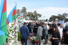 Azerbaijan's Army servicemen visit second Martyrs' Alley (PHOTO)