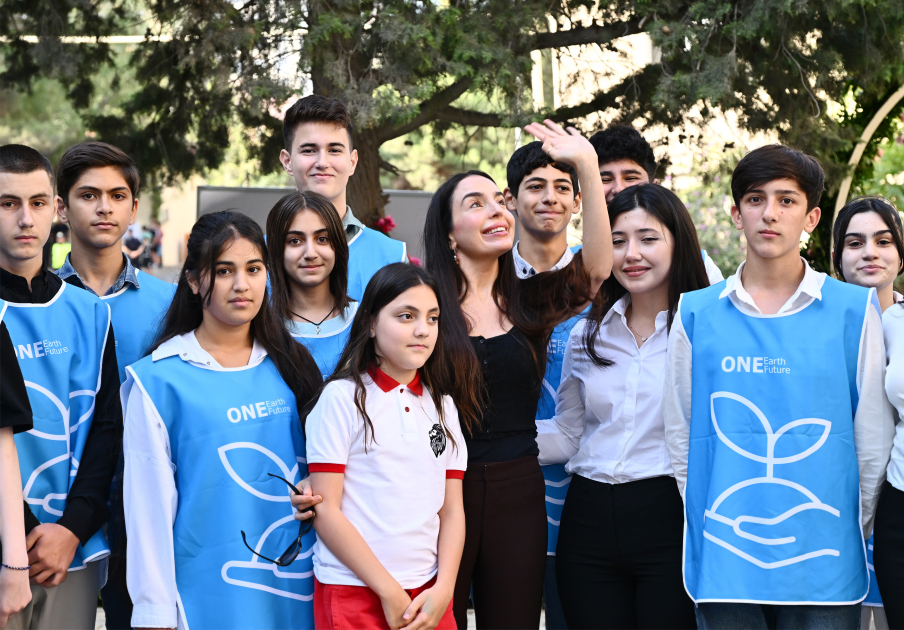 Renovated courtyard handed over to residents with participation of Vice-President of Heydar Aliyev Foundation Leyla Aliyeva (PHOTO)