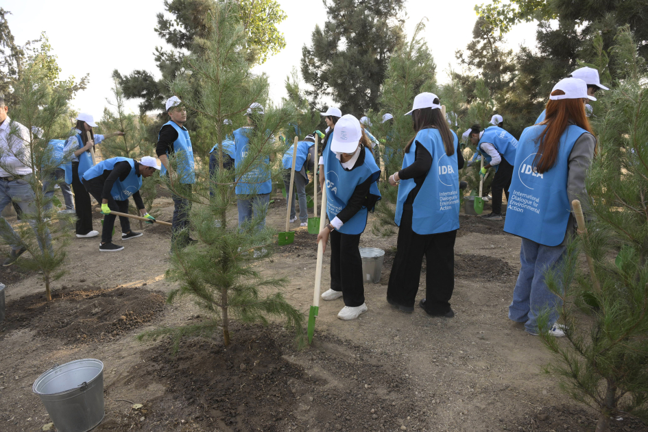 Vice-President of Heydar Aliyev Foundation Leyla Aliyeva participates in tree-planting campaign in Baku (PHOTO)
