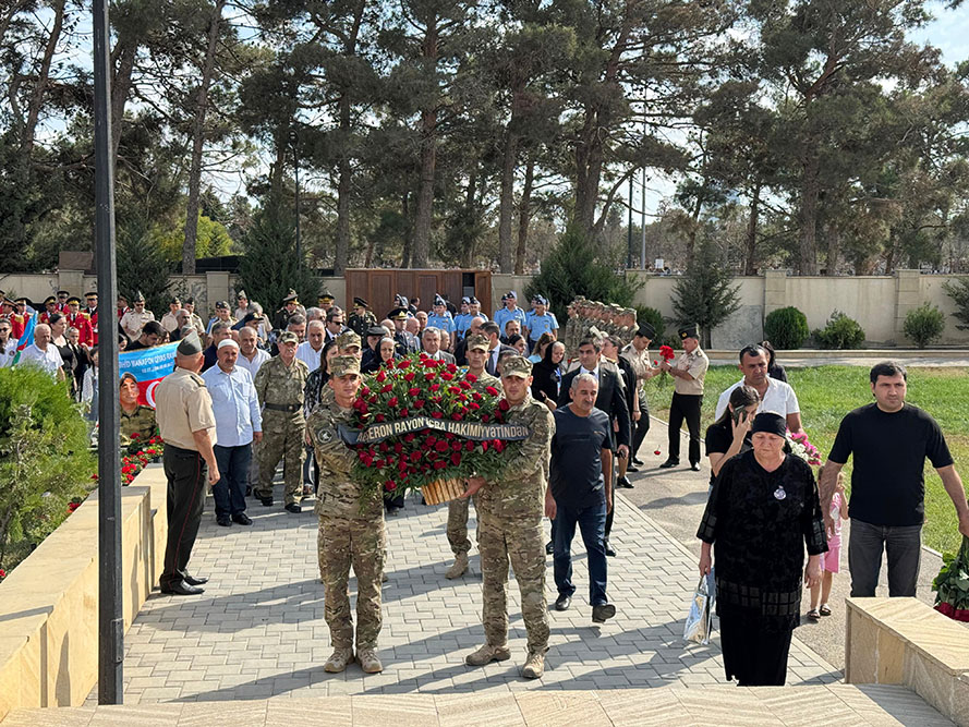 Azerbaijani defense ministry servicemen visit second Alley of Martyrs (PHOTO)