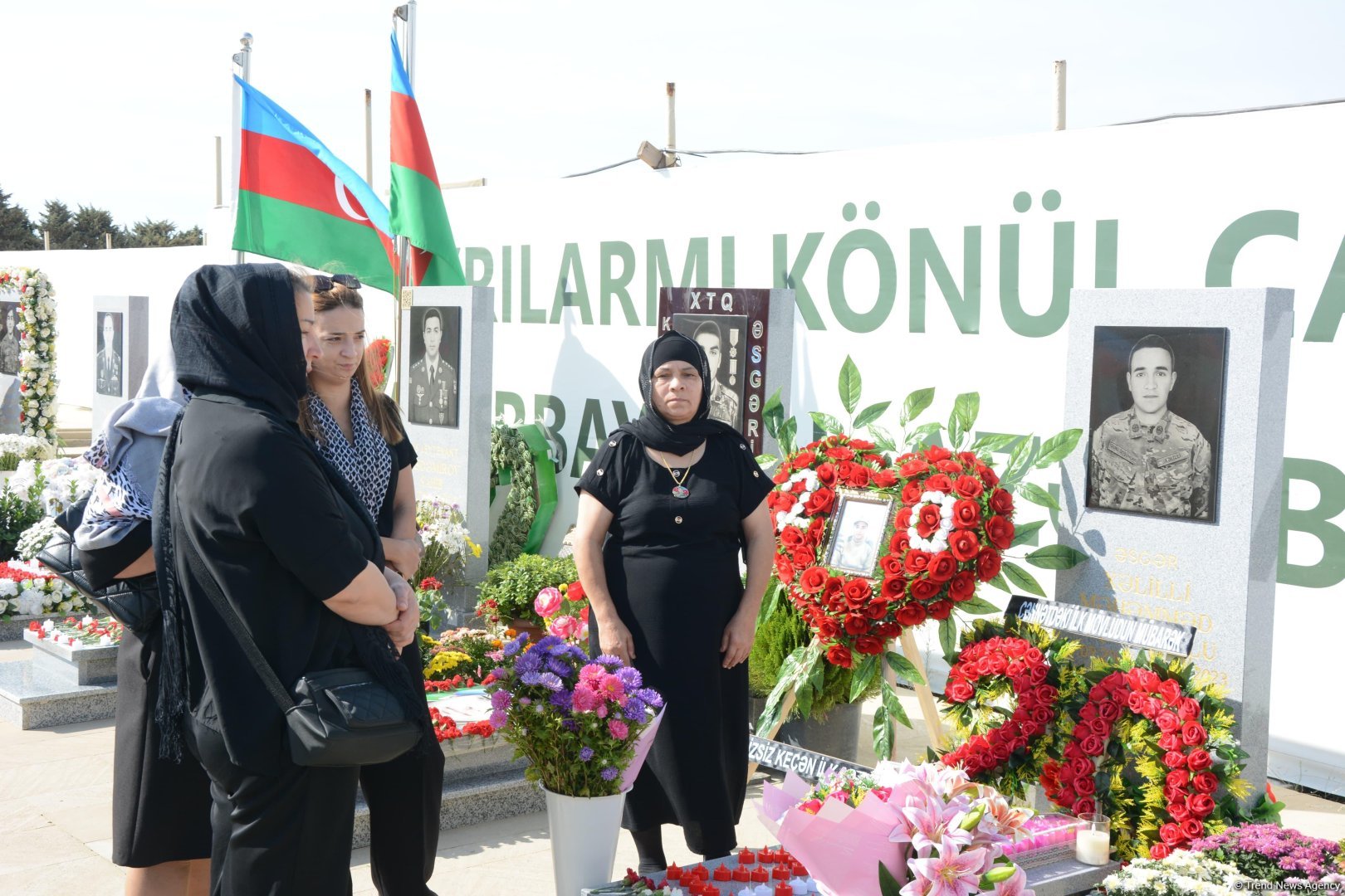 Azerbaijan's Army servicemen visit second Martyrs' Alley (PHOTO)