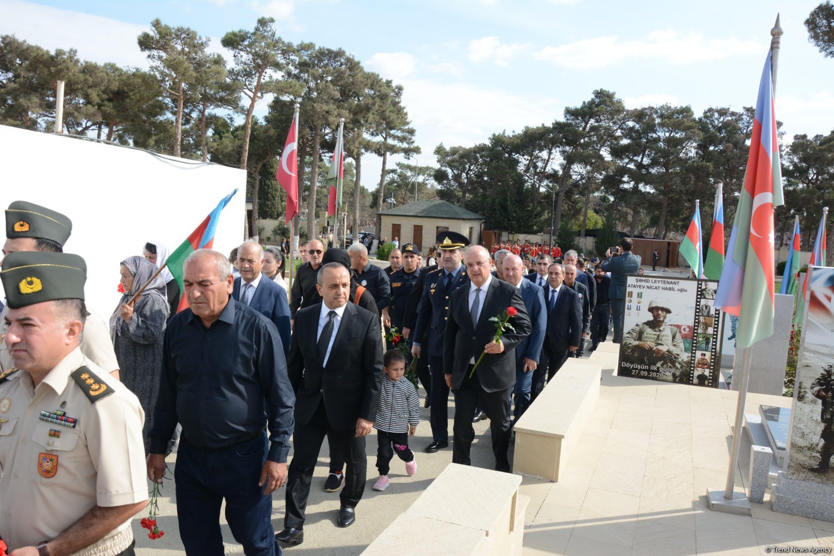 Azerbaijan's Army servicemen visit second Martyrs' Alley (PHOTO)