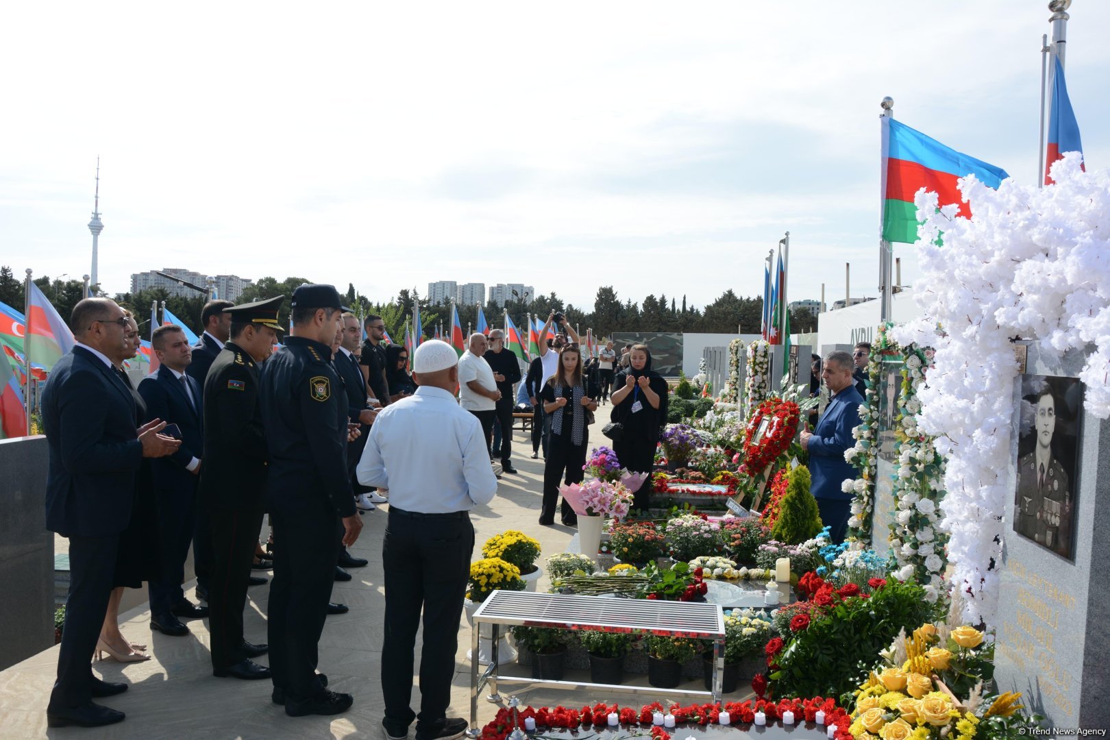 Azerbaijan's Army servicemen visit second Martyrs' Alley (PHOTO)