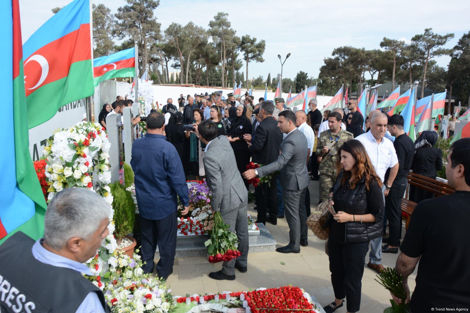 Azerbaijan's Army servicemen visit second Martyrs' Alley (PHOTO)