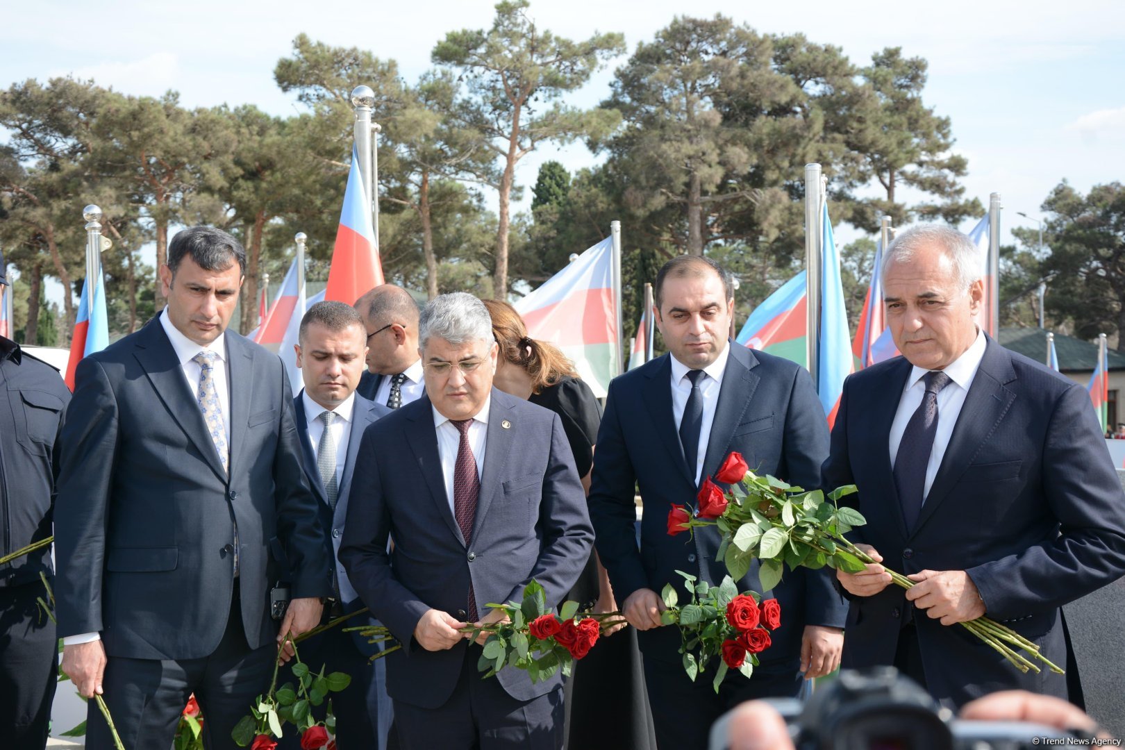 Azerbaijan's Army servicemen visit second Martyrs' Alley (PHOTO)