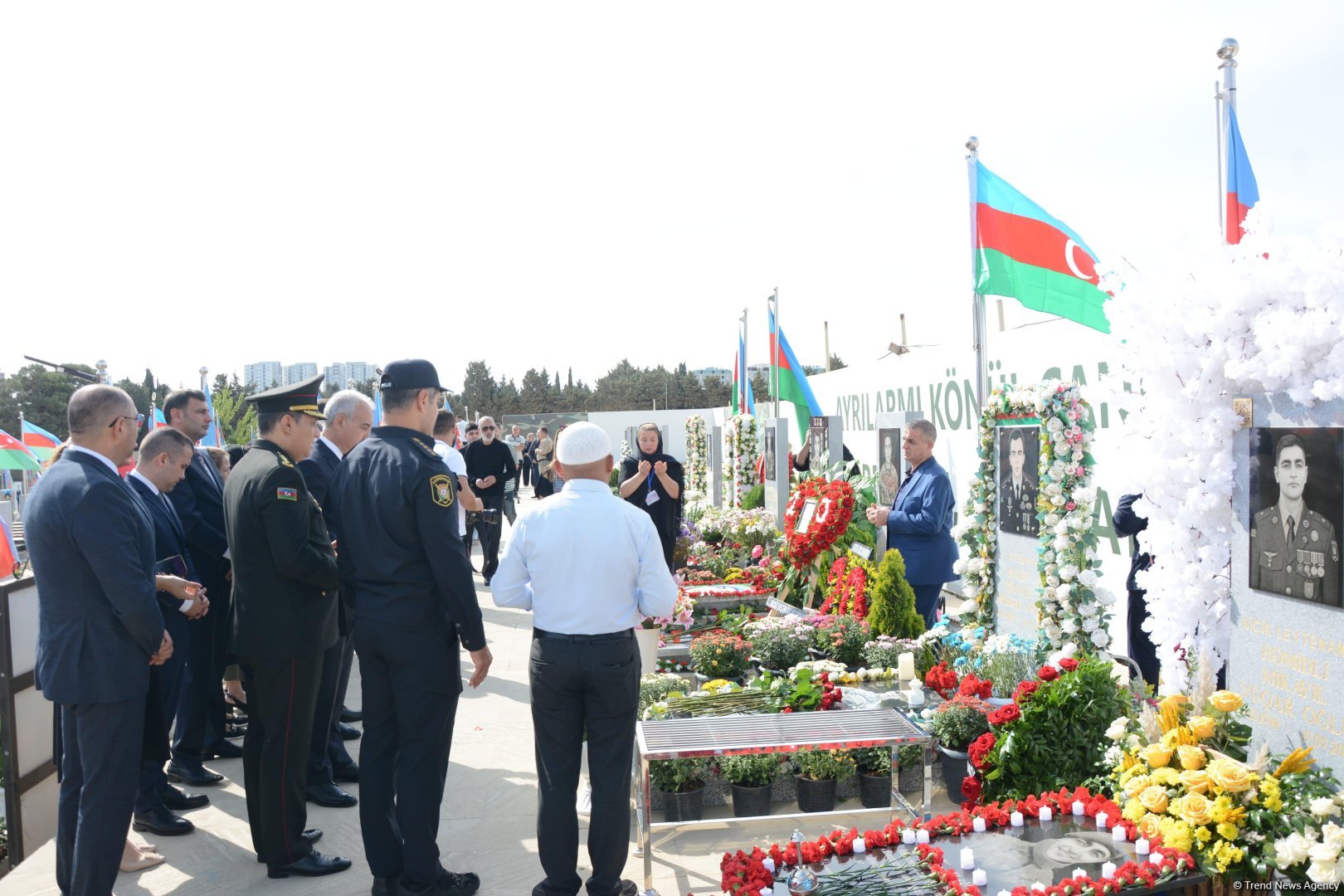 Azerbaijan's Army servicemen visit second Martyrs' Alley (PHOTO)