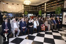 Вице-президент Фонда Гейдара Алиева Лейла Алиева и руководитель Баку Медиа Центра Арзу Алиева приняли участие в презентации учебника «A grammar of contemporary Azerbaijani» в Бакинском книжном центре (ФОТО)