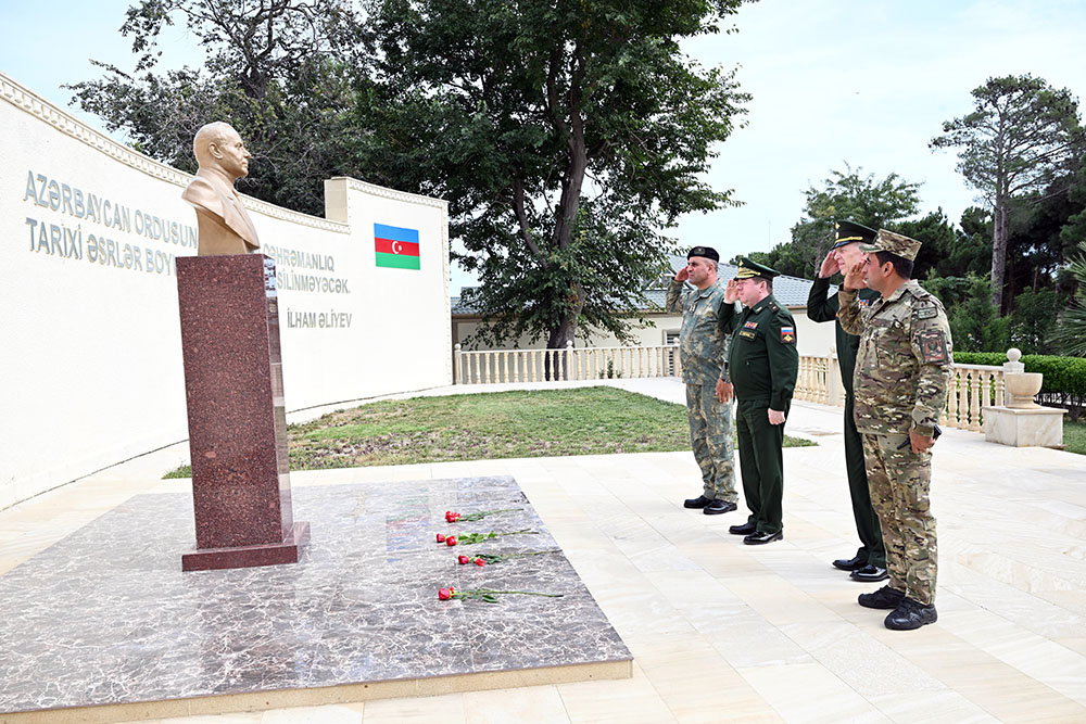 Azerbaijani, Russian defense ministries exchange views on range of issues (PHOTO)