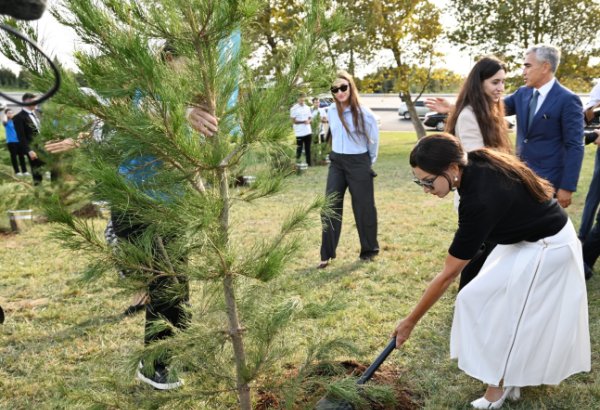 President of Heydar Aliyev Foundation Mehriban Aliyeva, family members participate in tree-planting event in Ganjlik Park (PHOTO)