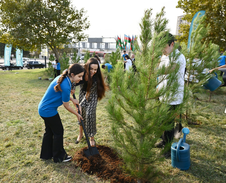 President of Heydar Aliyev Foundation Mehriban Aliyeva, family members participate in tree-planting event in Ganjlik Park (PHOTO)