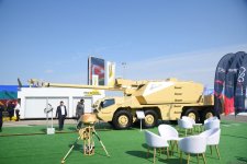 На выставке ADEX в Баку демонстрируются тяжелая артиллерия и военная авиация (ФОТО)