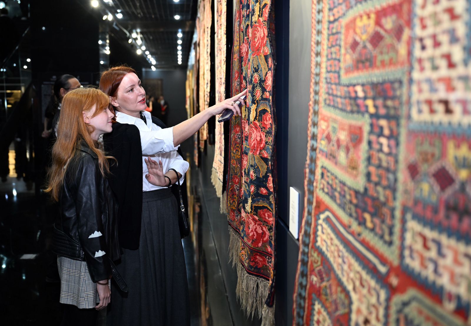 Жемчужины искусства Азербайджана в Казахстане – ковры, картины,  гурама, кялагаи, мода (ФОТО)