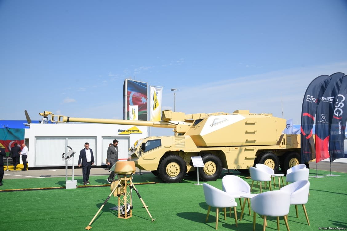 На выставке ADEX в Баку демонстрируются тяжелая артиллерия и военная авиация (ФОТО)
