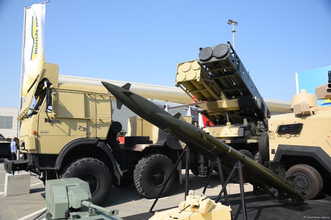 На выставке ADEX в Баку демонстрируются тяжелая артиллерия и военная авиация (ФОТО)