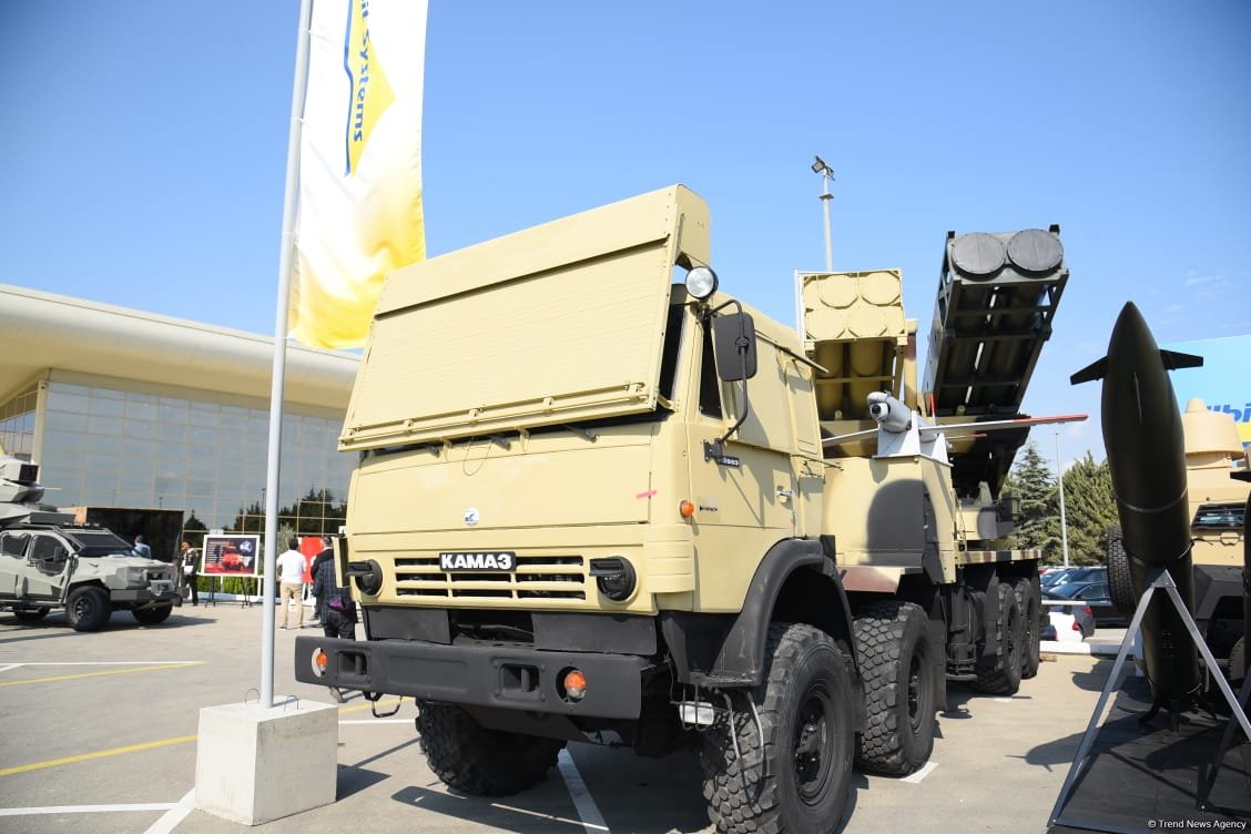На выставке ADEX в Баку демонстрируются тяжелая артиллерия и военная авиация (ФОТО)