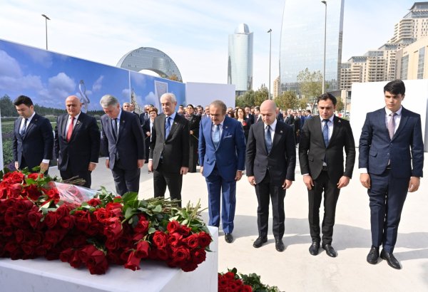 Azerbaijani parliament officials visit Victory Park (PHOTO)