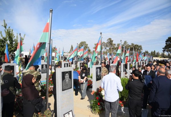 Azerbaijani people pay tribute to Second Karabakh War martyrs (PHOTO)