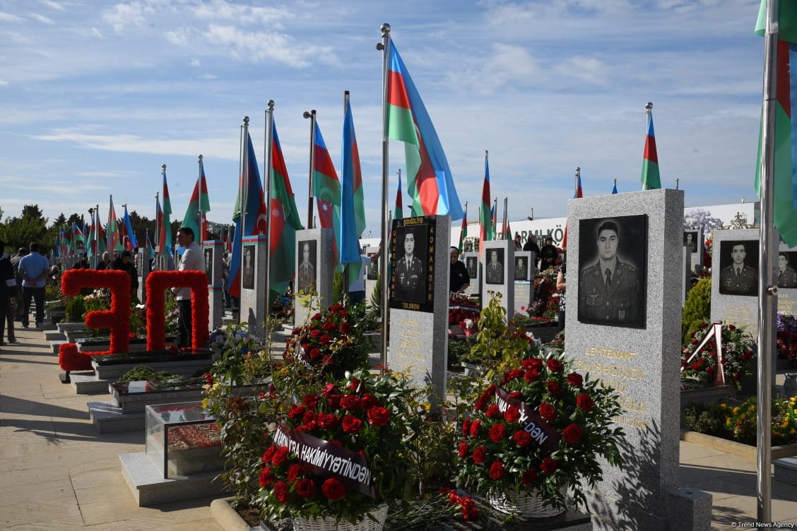 Азербайджанский народ чтит память шехидов Отечественной войны (ФОТО)