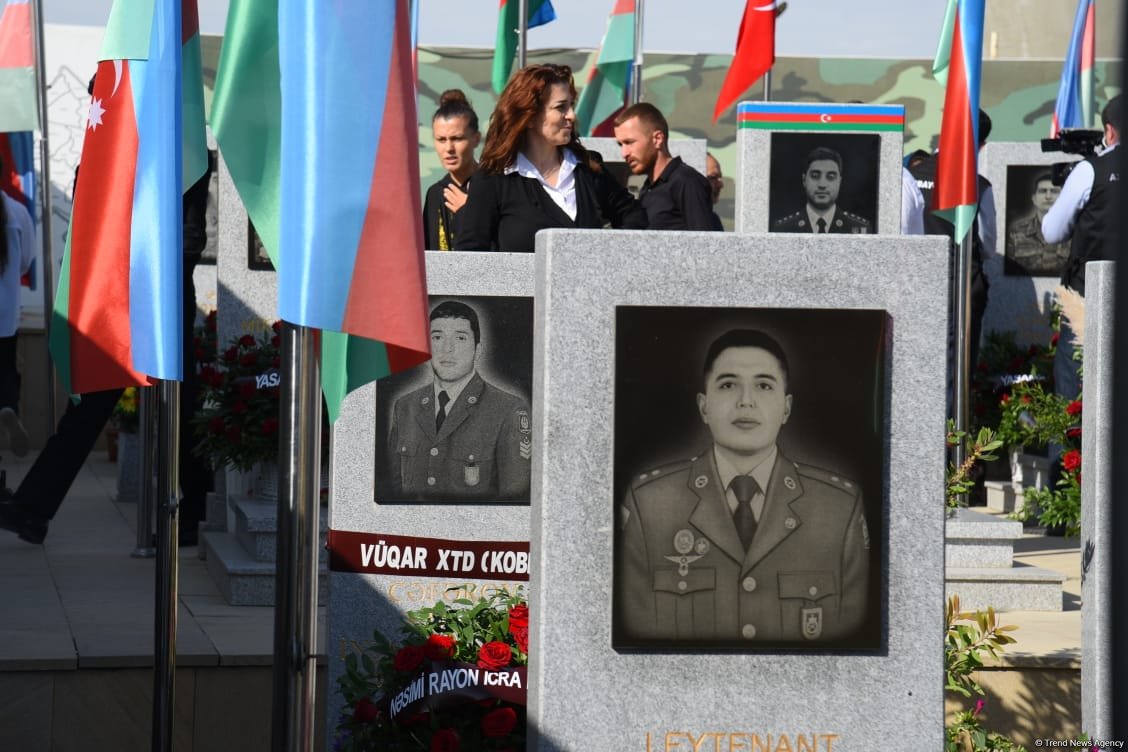 Азербайджанский народ чтит память шехидов Отечественной войны (ФОТО)