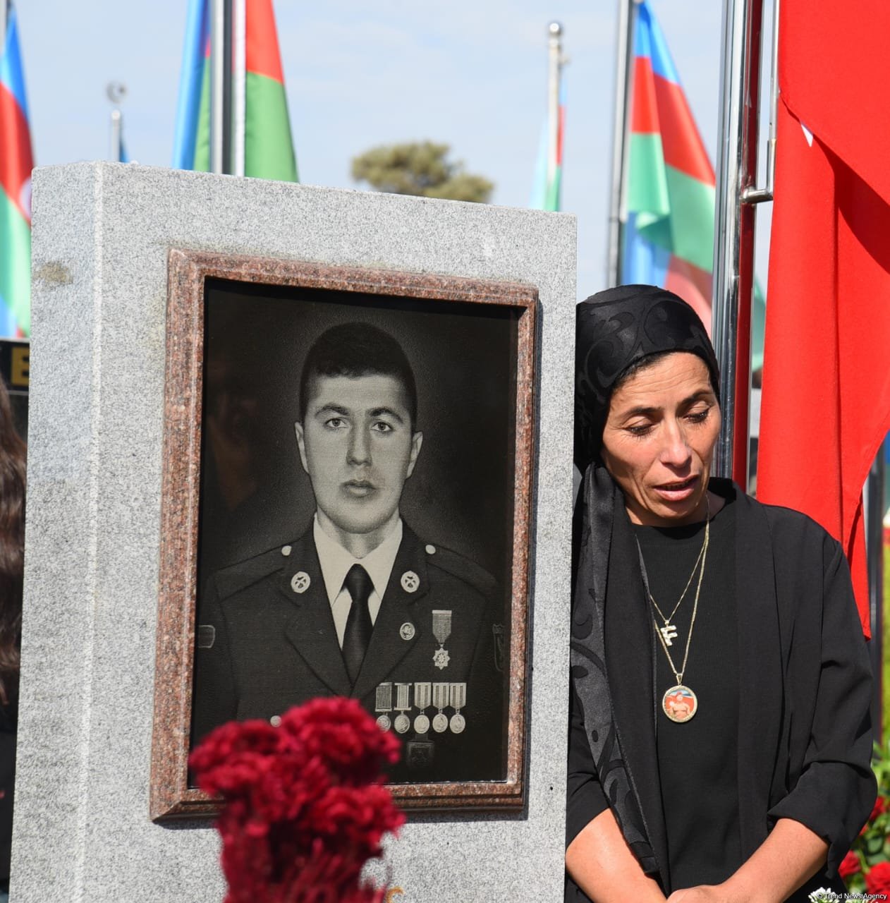 Азербайджанский народ чтит память шехидов Отечественной войны (ФОТО)