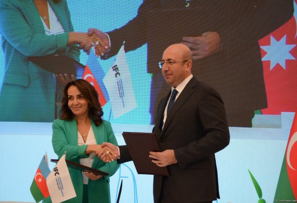 Azerbaijan's State Committee on Urban Planning and Architecture signs MoU with IFC (PHOTO)