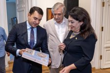 От реализма до абстракции и сюрреализма - в Баку представлены произведения биеннале "Хазар" (ФОТО)