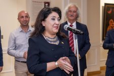 От реализма до абстракции и сюрреализма - в Баку представлены произведения биеннале "Хазар" (ФОТО)