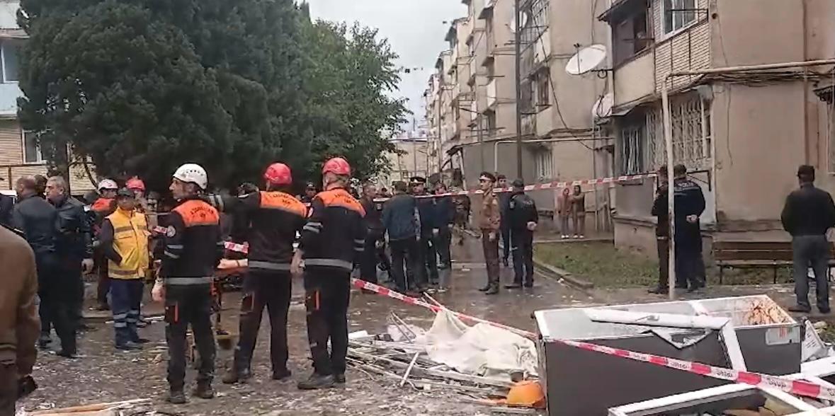 В Гяндже произошел взрыв в жилом доме, погибли два человека (ФОТО/ВИДЕО)
