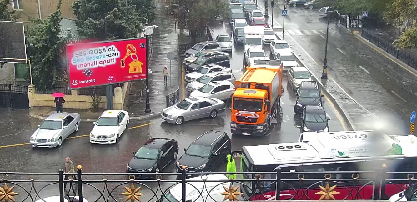 ГДП обратилась к водителям в связи с изменением направления движения на некоторых дорогах Баку