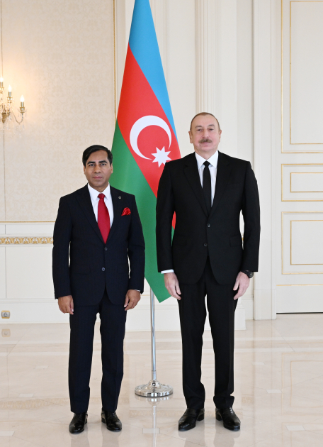 Президент Ильхам Алиев принял верительные грамоты новоназначенного посла Бангладеш в Азербайджане (ФОТО/ВИДЕО)
