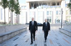 Президент Ильхам Алиев ознакомился с условиями, созданными после работ по благоустройству и реконструкции перед Бакинским железнодорожным вокзалом и станцией метро "28 Мая" (ФОТО/ВИДЕО)
