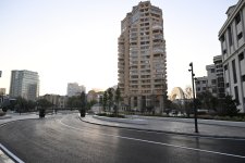 Президент Ильхам Алиев ознакомился с условиями, созданными после работ по благоустройству и реконструкции перед Бакинским железнодорожным вокзалом и станцией метро "28 Мая" (ФОТО/ВИДЕО)