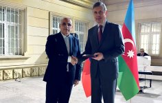 Замдиректора Азербайджанского русского драмтеатра Ильхам Мамедов награжден нагрудным знаком МИД России (ФОТО)