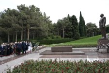 Participants of Baku Summit of World Religious Leaders visit Alley of Honors (PHOTO)