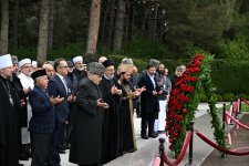 Participants of Baku Summit of World Religious Leaders visit Alley of Honors (PHOTO)